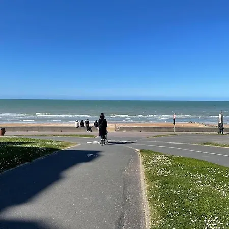 2 Pieces, Lumineux, Avec Parking * Cabourg